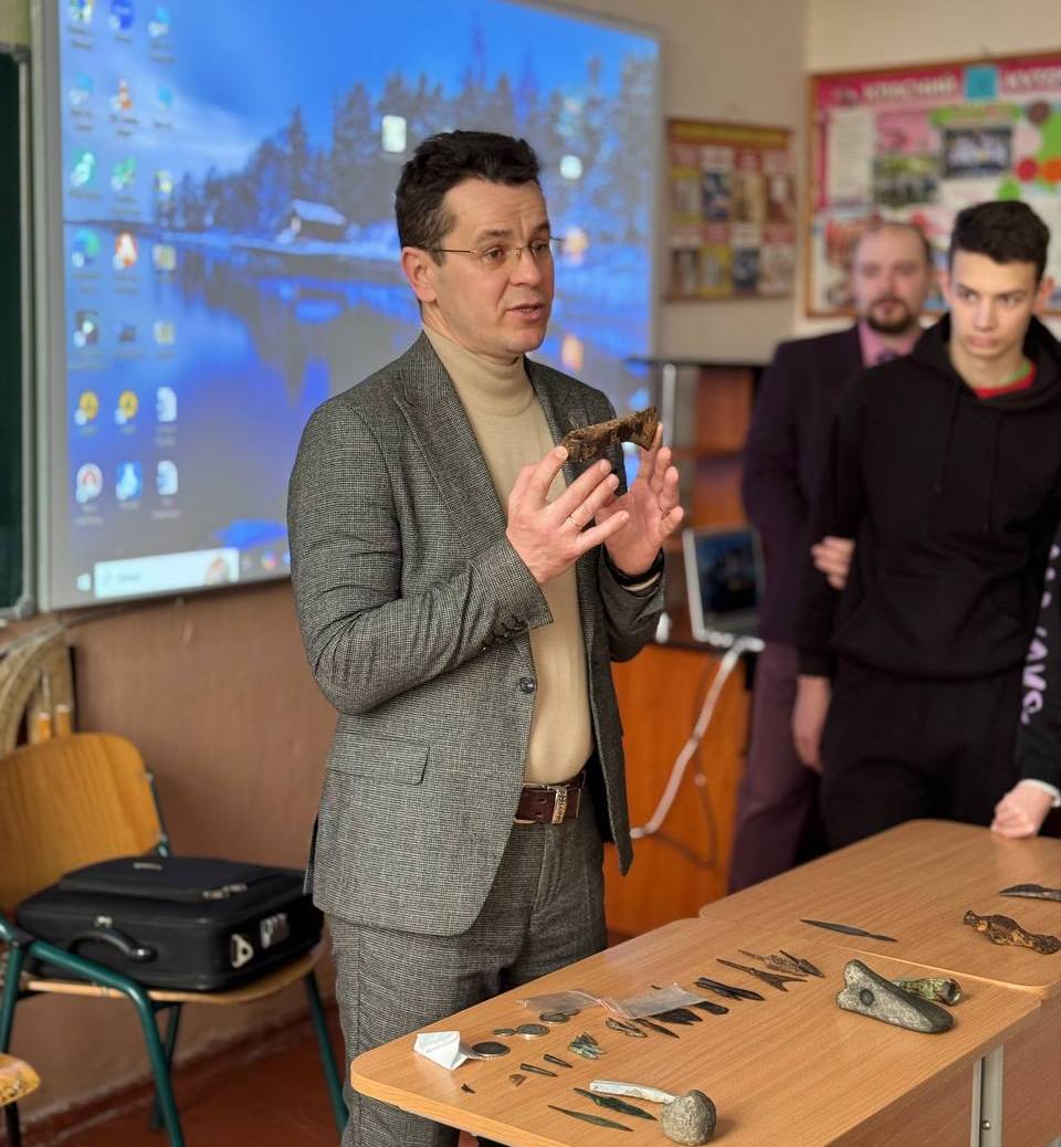 Кіцак В. М. демонструє учням давнє озброєння